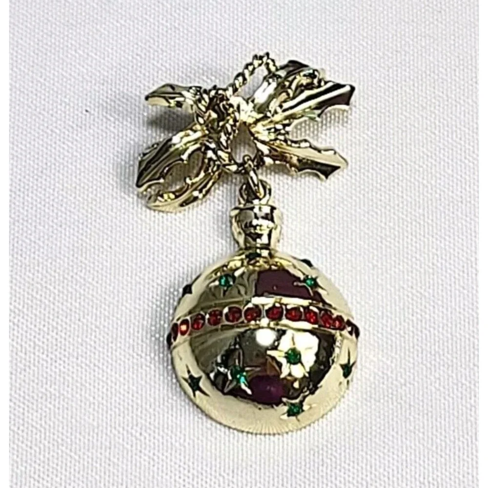 Dodds Christmas Ball Ornament w Bow Vintage Holiday Brooch Pin 1.7in Gold plated